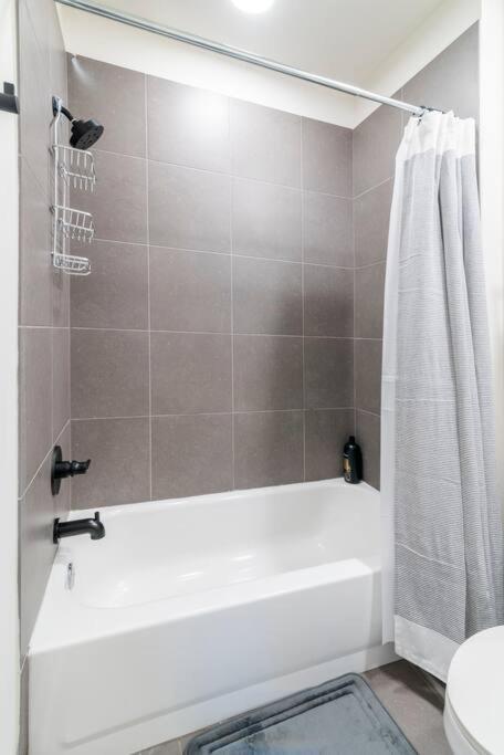 Charming Cozy Apartment With Wi-Fi & Free Parking Charlotte Exterior photo